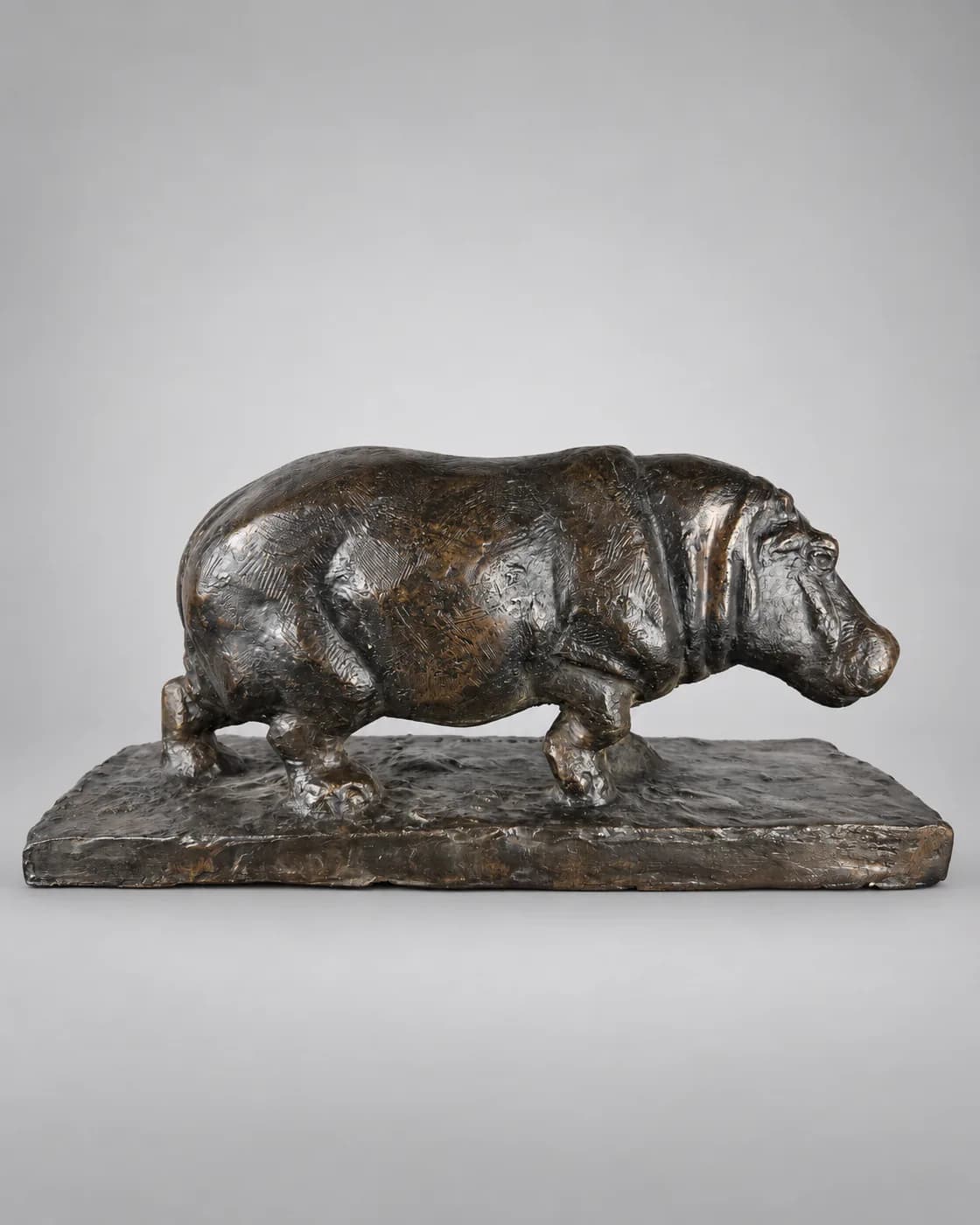Geldhof Herbert, sculpture en bronze a patine brune "Hippopotame" — vue studio reconstituée et illustrative