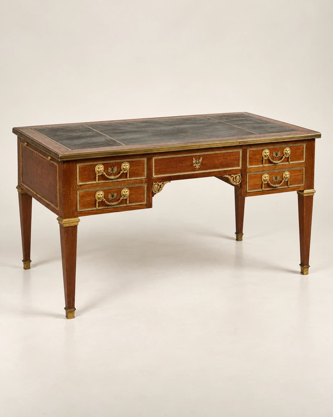 Bureau plat de style Louis XVI en acajou et bronzes dorés, début 19th — vue studio reconstituée et illustrative