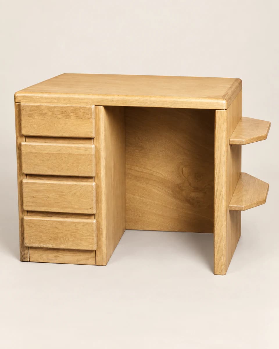 Bureau des années 1970 en chêne — vue studio reconstituée et illustrative