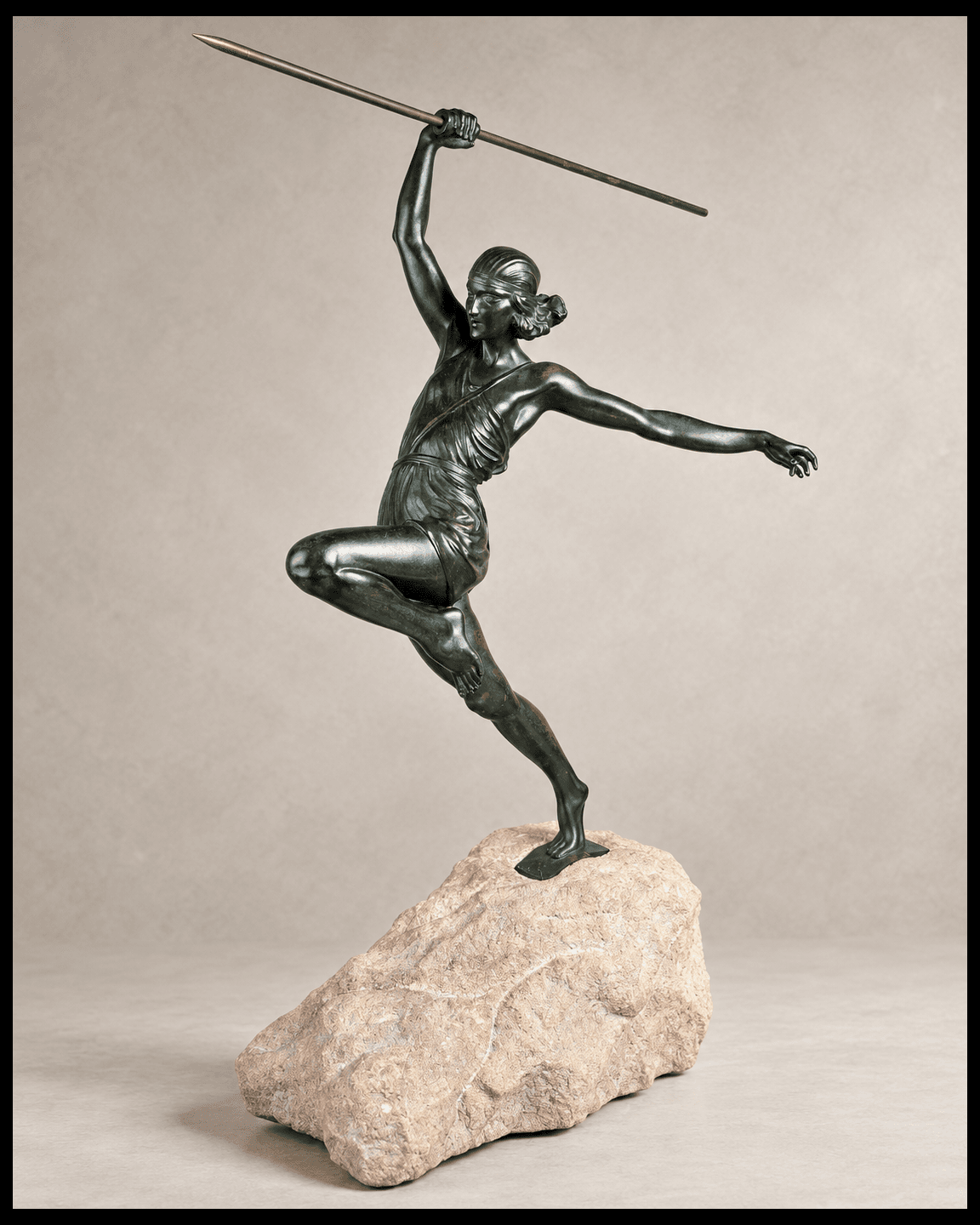 Pierre le Faguays, Max le Verrier Bronze à patine verte "lanceuse de javelot" 1er édition 1920 — vue studio reconstituée et illustrative
