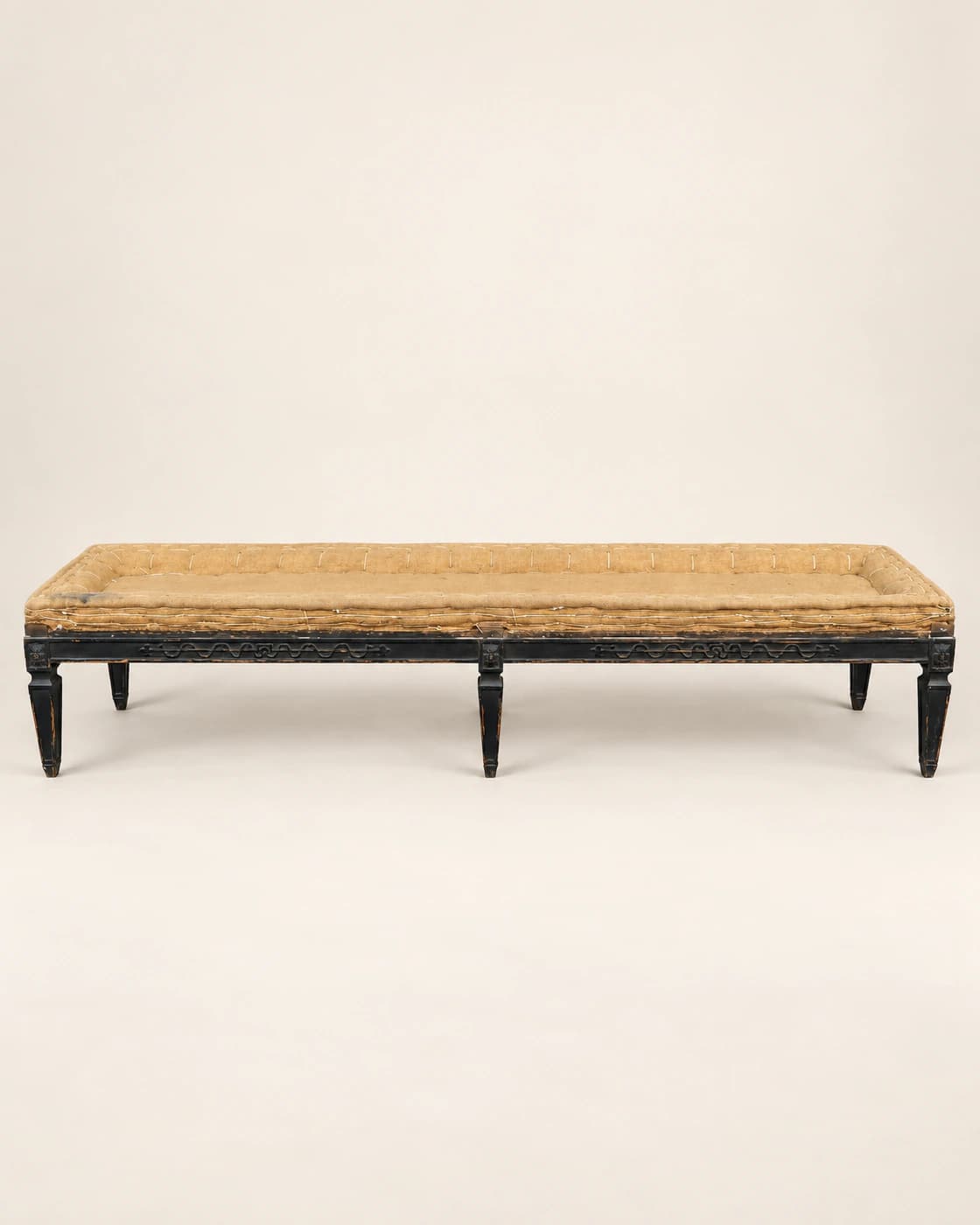 Banquette de style Louis XVI en bois laqué noir, 19th — vue studio reconstituée et illustrative