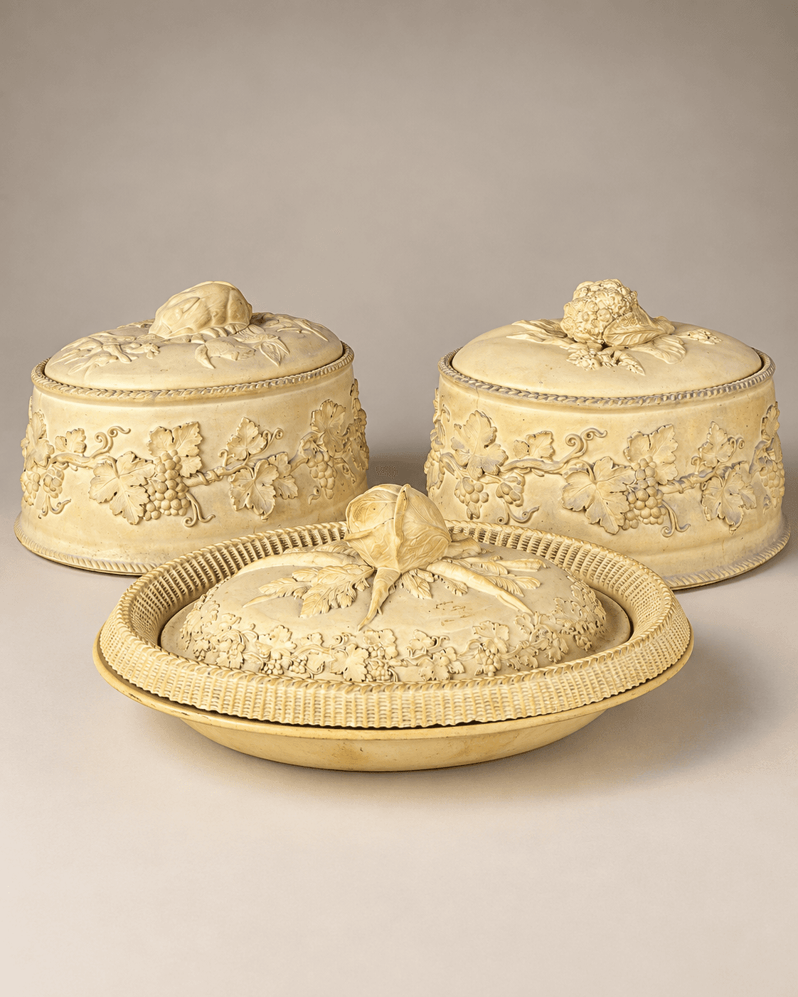 Set de trois terrines ovales en céramique anglaise, Wedgwood, XIXe siècle — vue studio reconstituée et illustrative