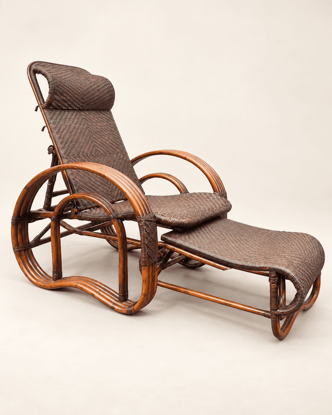 Chaise longue en bambou et rotin, années 1950 — vue studio reconstituée et illustrative