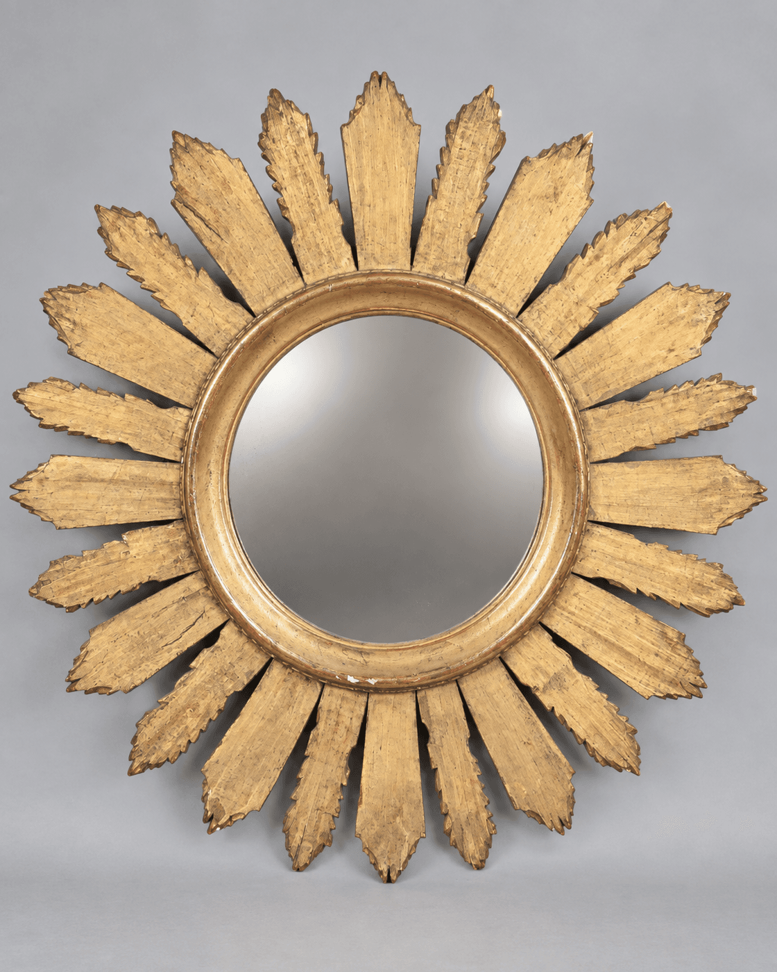 Miroir soleil en bois doré, vers 1960 — vue studio reconstituée et illustrative