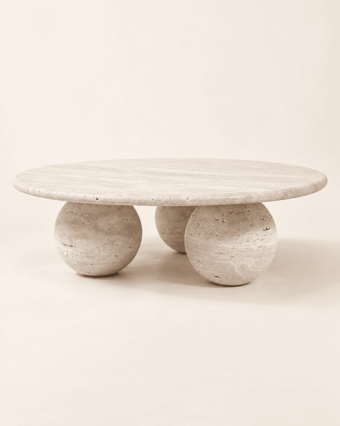 Table basse ronde contemporaine en travertin, Italie — vue studio reconstituée et illustrative