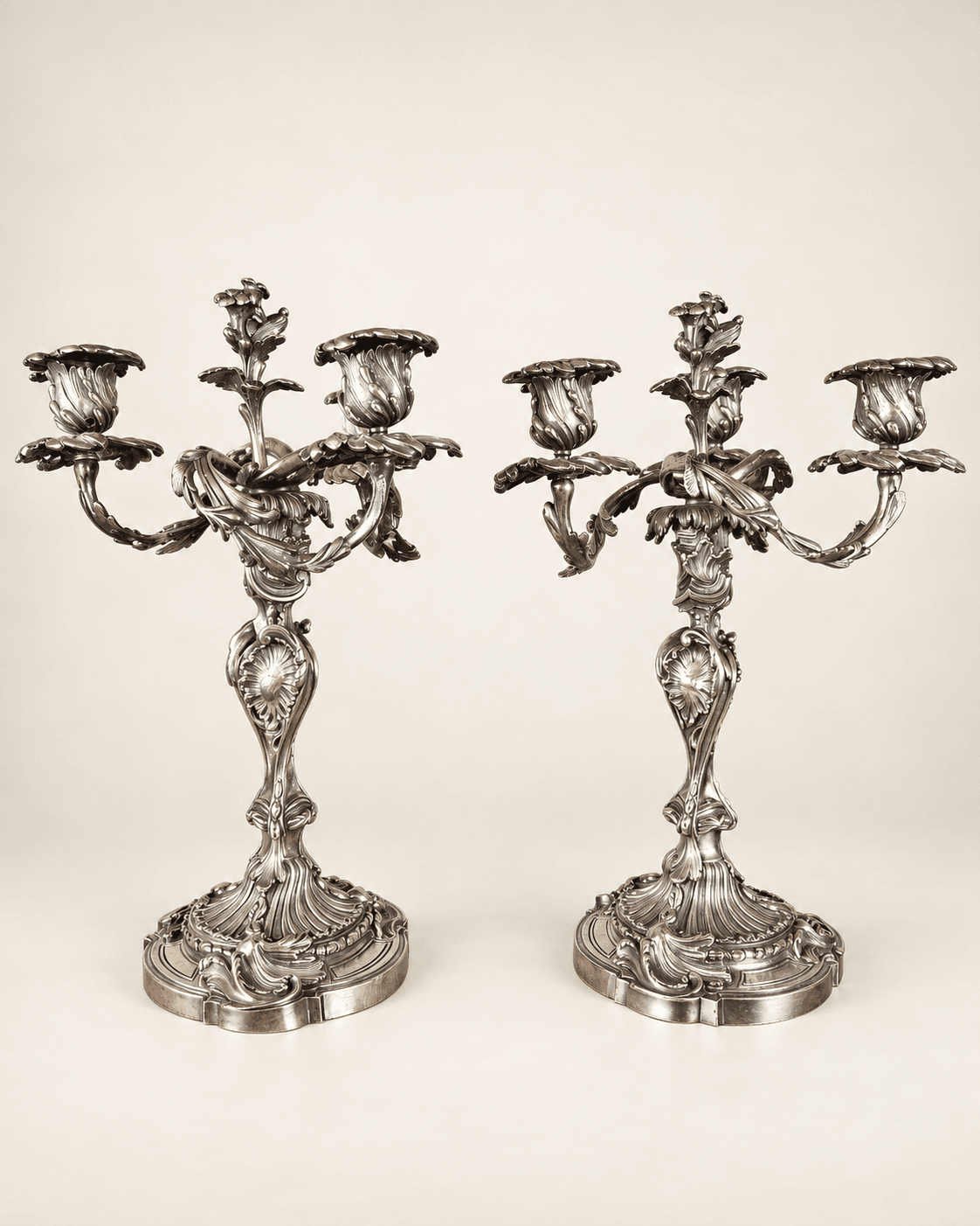 Paire de candélabres de style Louis XV en bronze argenté — vue studio reconstituée et illustrative