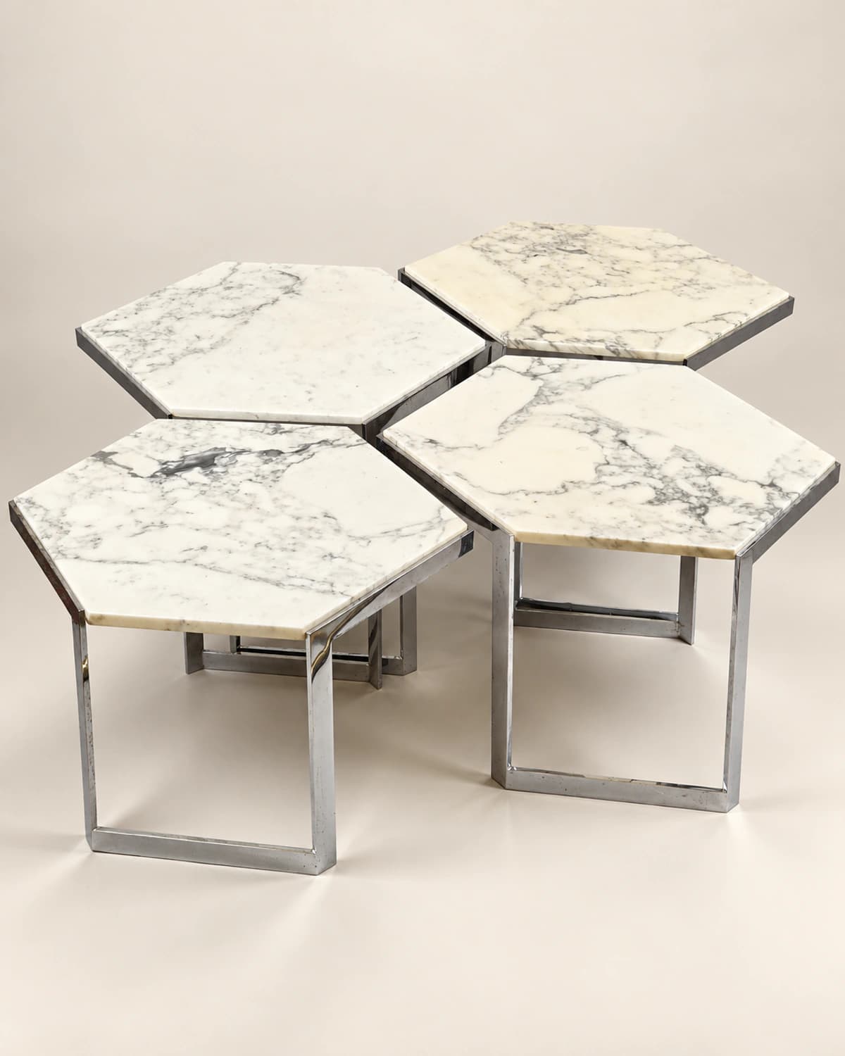 Ensemble de 4 tables basses en acier chromé et tablette de marbre, vers 1970 — vue studio reconstituée et illustrative