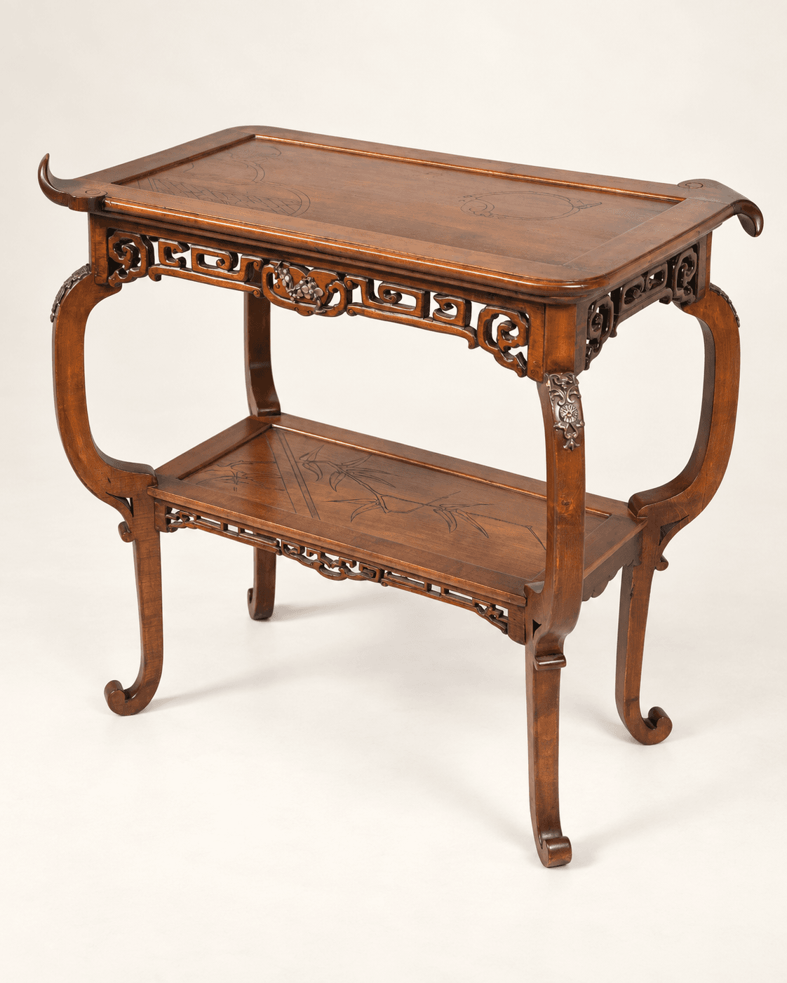 Petite table d'appoint dans le style de Viardot — vue studio reconstituée et illustrative