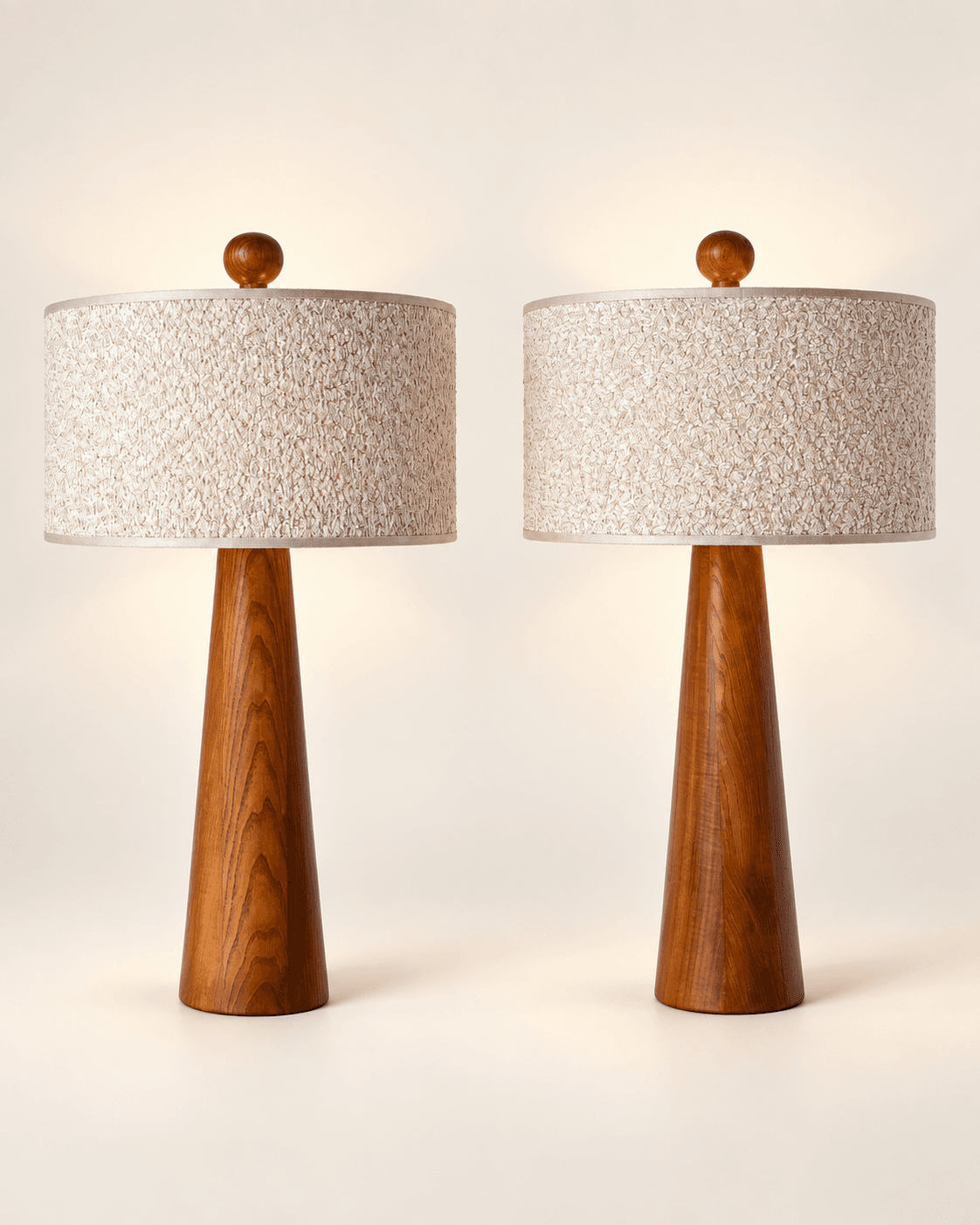 Paire de lampes à poser modernes en bois de forme conique avec abat-jour en tissu bouclé, Itali — vue studio reconstituée et illustrative