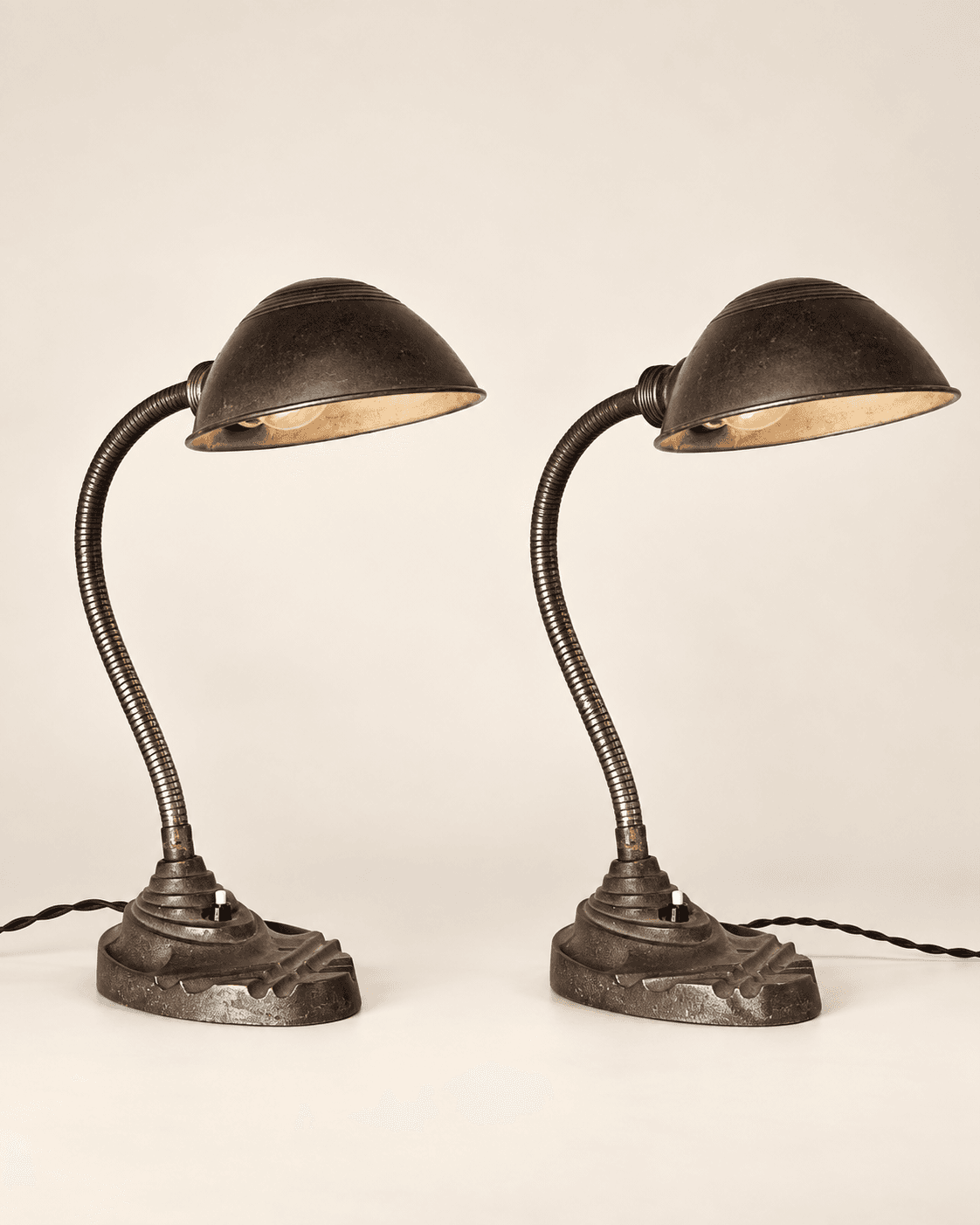 Paire de lampes industrielles belges, Erpe, XXe siècle années 20 — vue studio reconstituée et illustrative