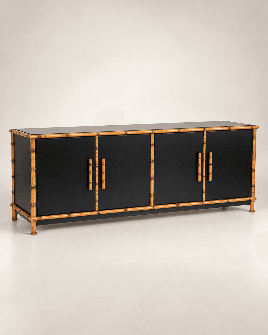 Enfilade en bambou et bois laqué noir, Italie vers 1960 — vue studio reconstituée et illustrative
