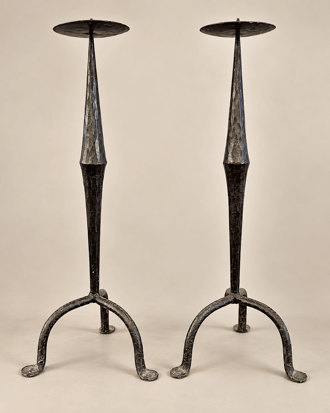 Paire de pique-cierges en fer forgé et martelé, style brutaliste, années 1950 — vue studio reconstituée et illustrative