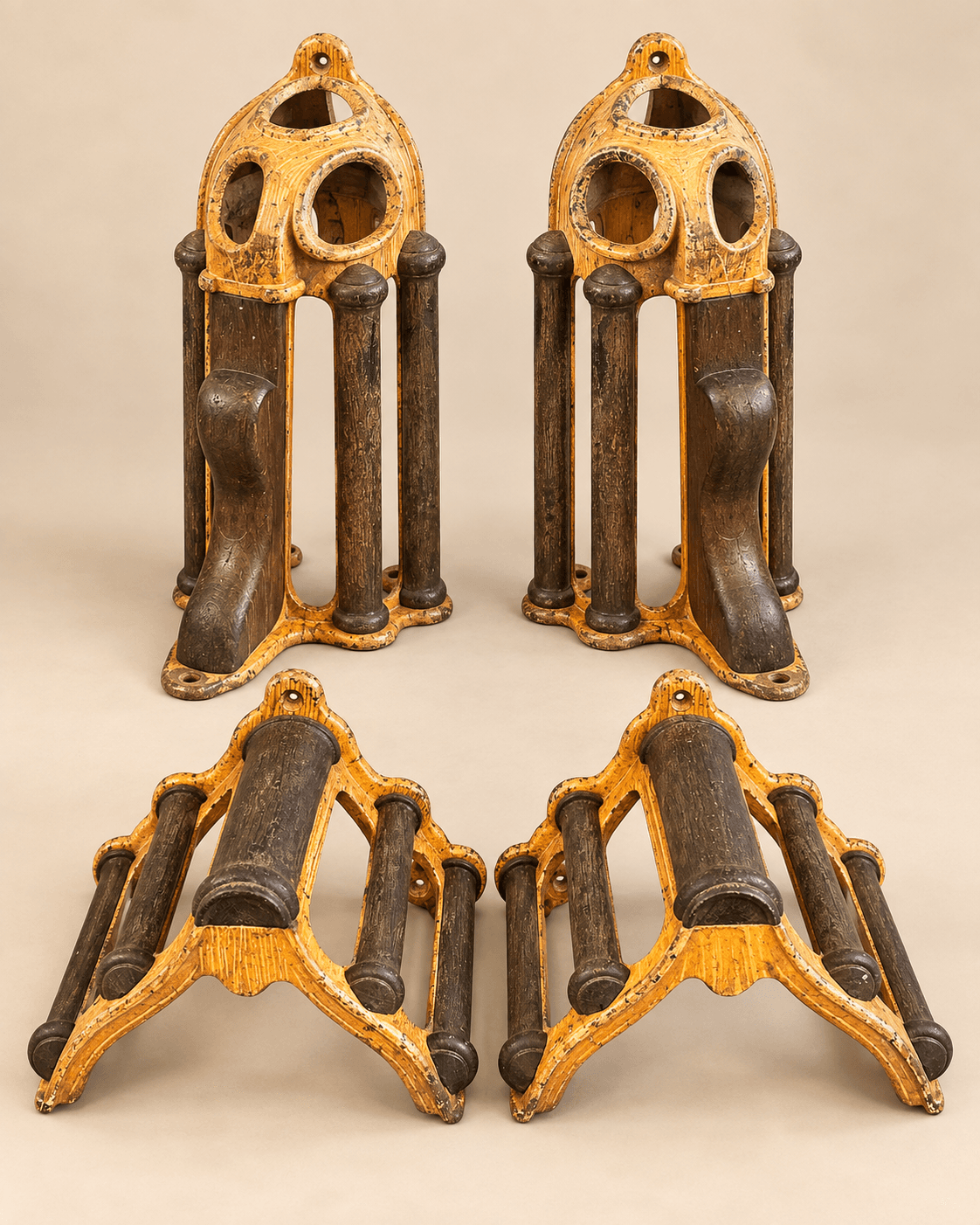 Paire de porte-brides et supports de harnais équestre, XIXe siècle — vue studio reconstituée et illustrative