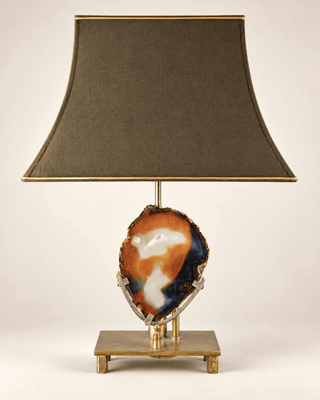 Willy Dario, lampe Agathe, laiton vers 1970 — vue studio reconstituée et illustrative