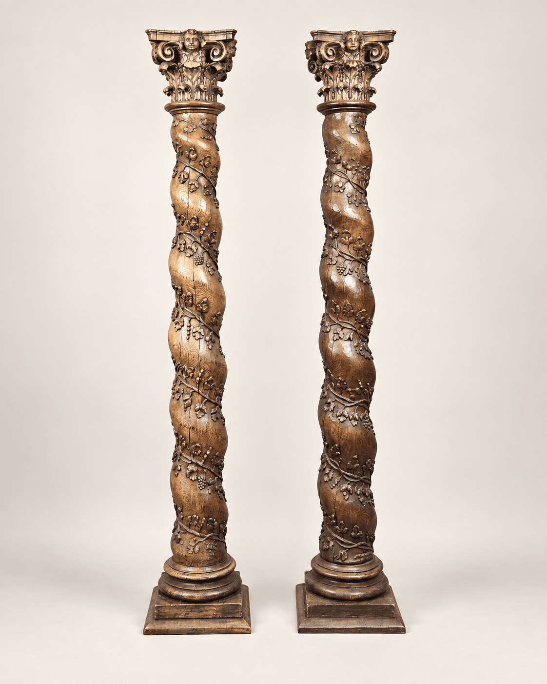 Paire de colonnes torsadées en chêne sculpté, début du XVIIIe siècle — vue studio reconstituée et illustrative