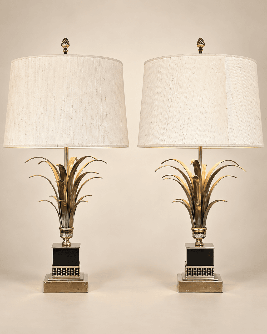 Paire de lampes « Ananas », style Hollywood Regency, dans le goût de Boulanger. — vue studio reconstituée et illustrative
