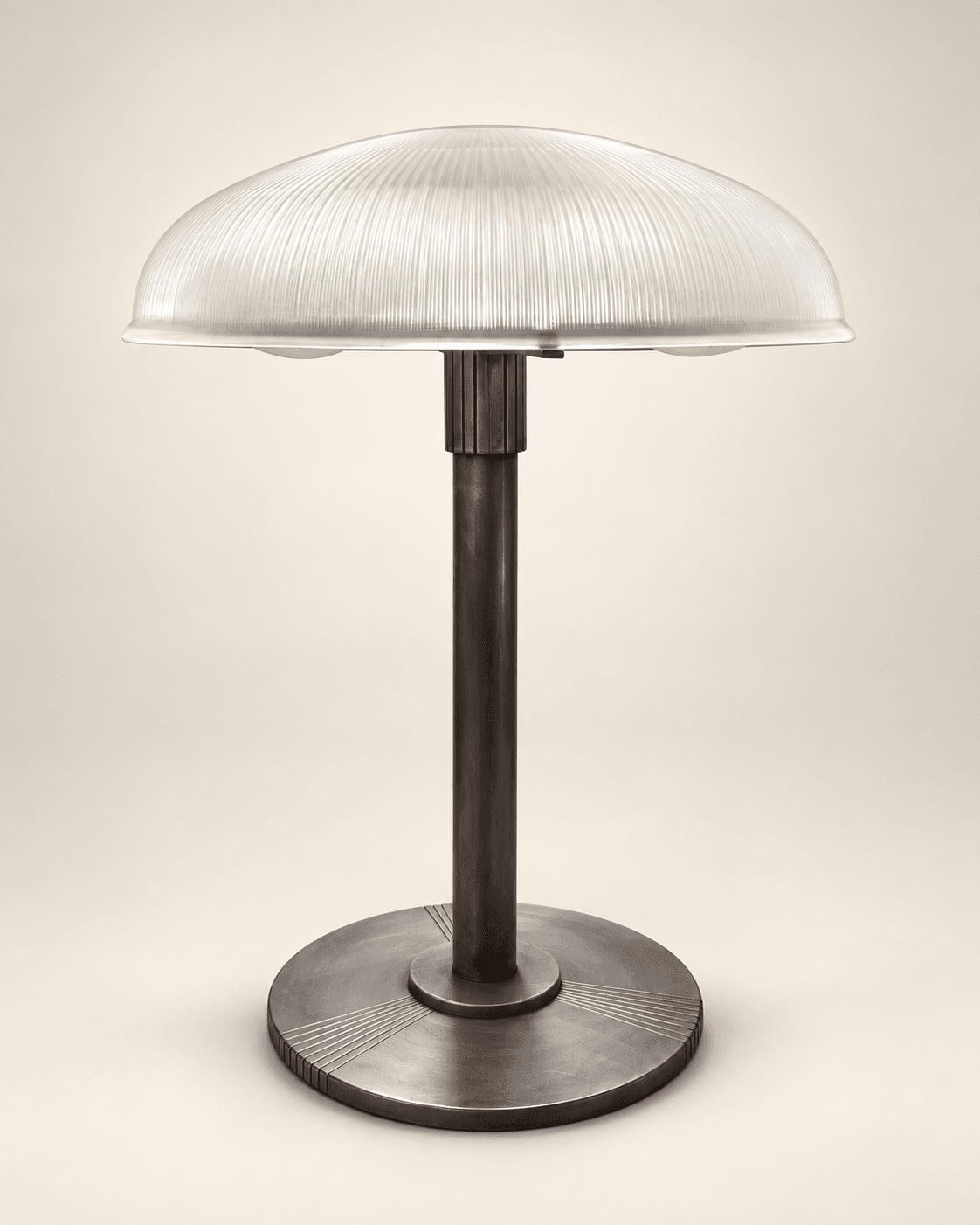 Lampe sur pied Art Déco signée Holophane, à verre prismatique — vue studio reconstituée et illustrative
