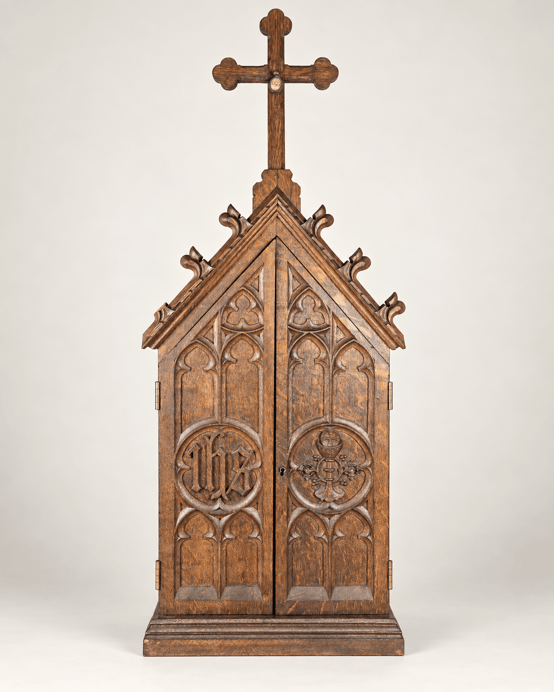 Tabernacle de style Néogothique en chêne sculpté, début 20th — vue studio reconstituée et illustrative