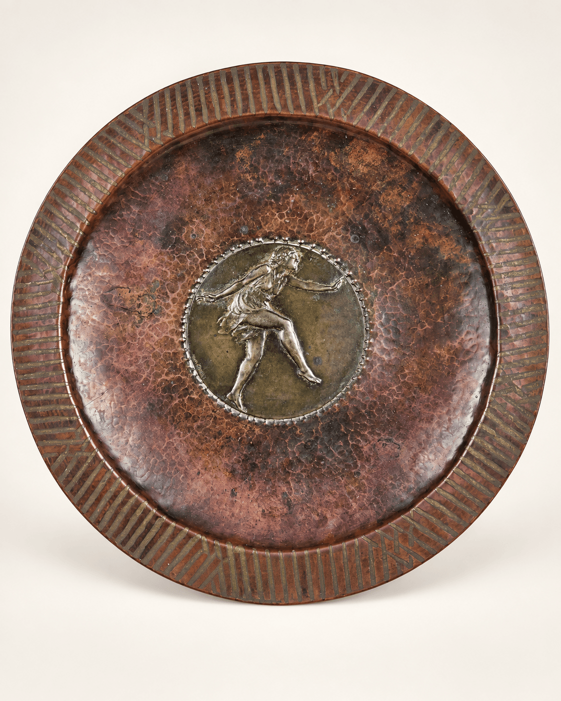Henry Dropsy (1885-1969) médaillon en Dinanderie de cuivre — vue studio reconstituée et illustrative