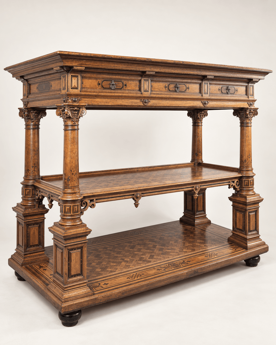 Desserte monumentale à trois niveaux, de style néo-Renaissance en acajou marqueté, fin 19th — vue studio reconstituée et illustrative
