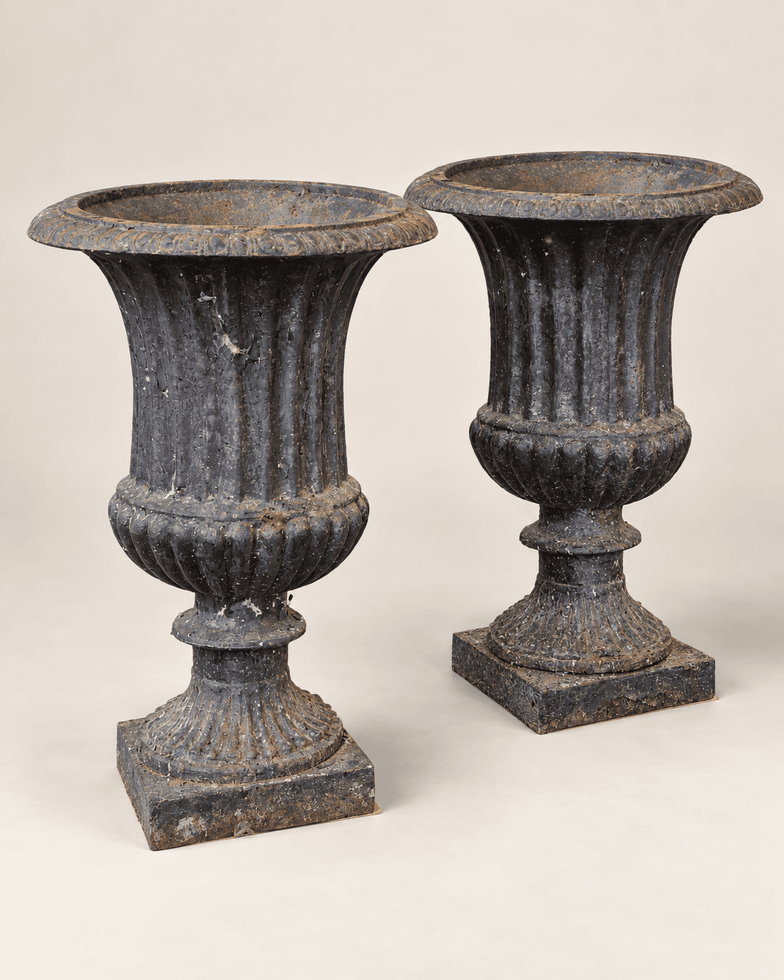Paire de vases Médicis en fonte — vue studio reconstituée et illustrative
