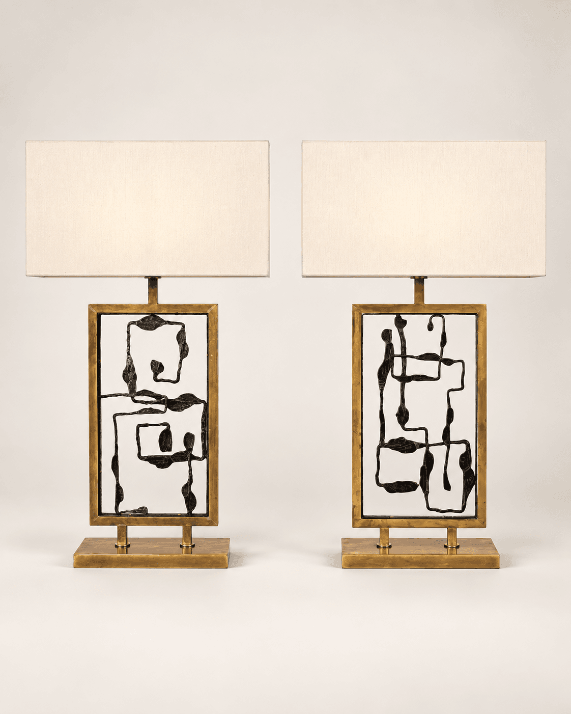 Paire de grandes lampes de table contemporaines, laiton, Italie — vue studio reconstituée et illustrative