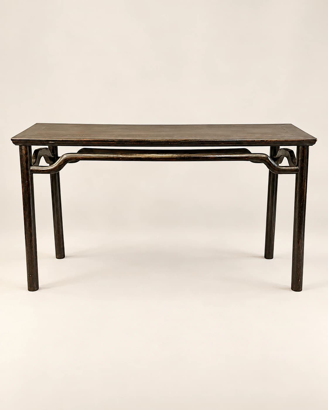 Console japonisante en bois noirci, milieu du XXe siècle — vue studio reconstituée et illustrative