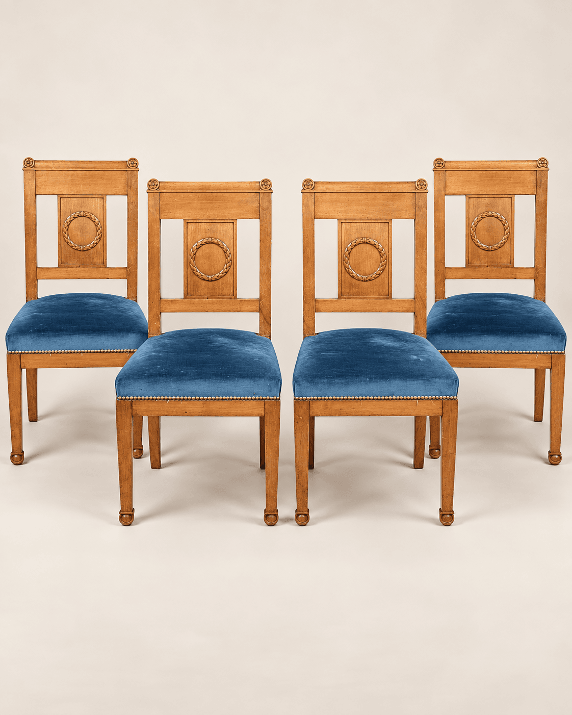 Suite de 4 chaises de style Directoire en merisier, fin 19th — vue studio reconstituée et illustrative