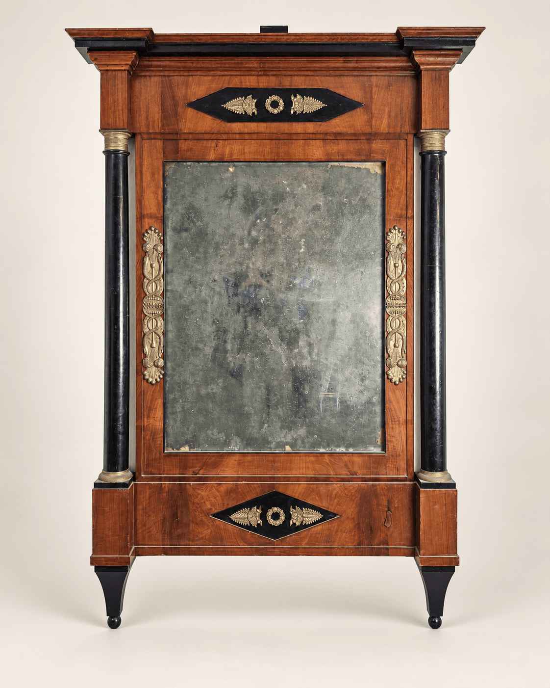 Miroir Empire en acajou, bois poly noir et ornementation de laiton — vue studio reconstituée et illustrative