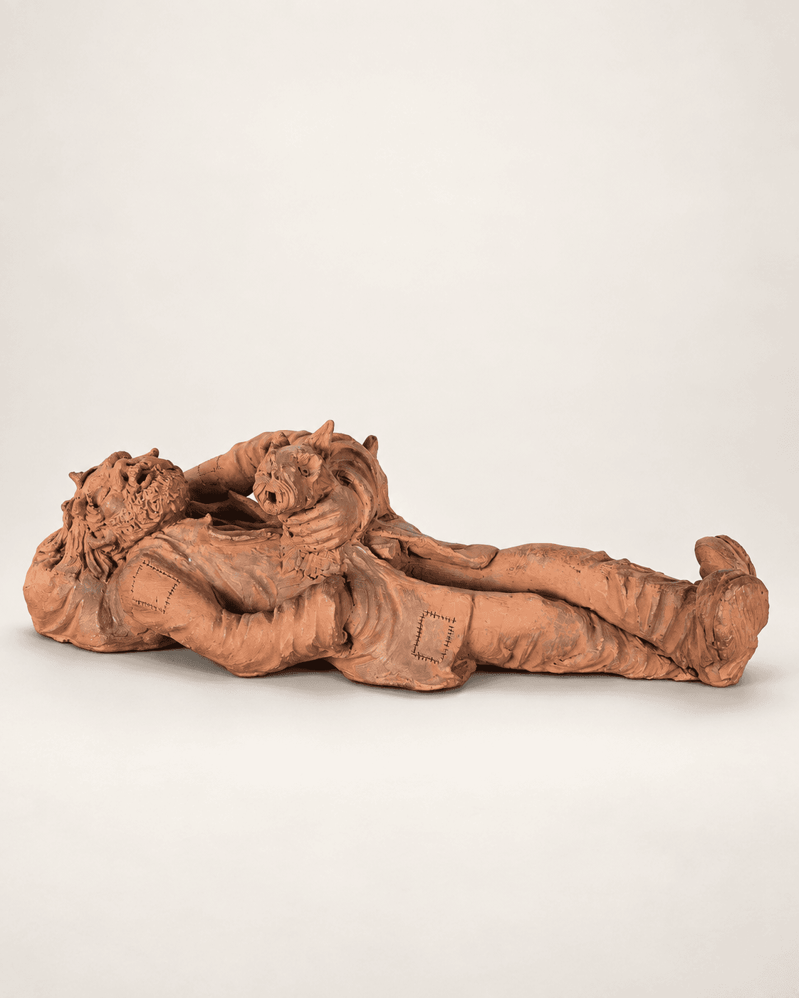 Sculpture en terre cuite, « Le Mendiant et son chien », Louis Falk, XXe siècle — vue studio reconstituée et illustrative
