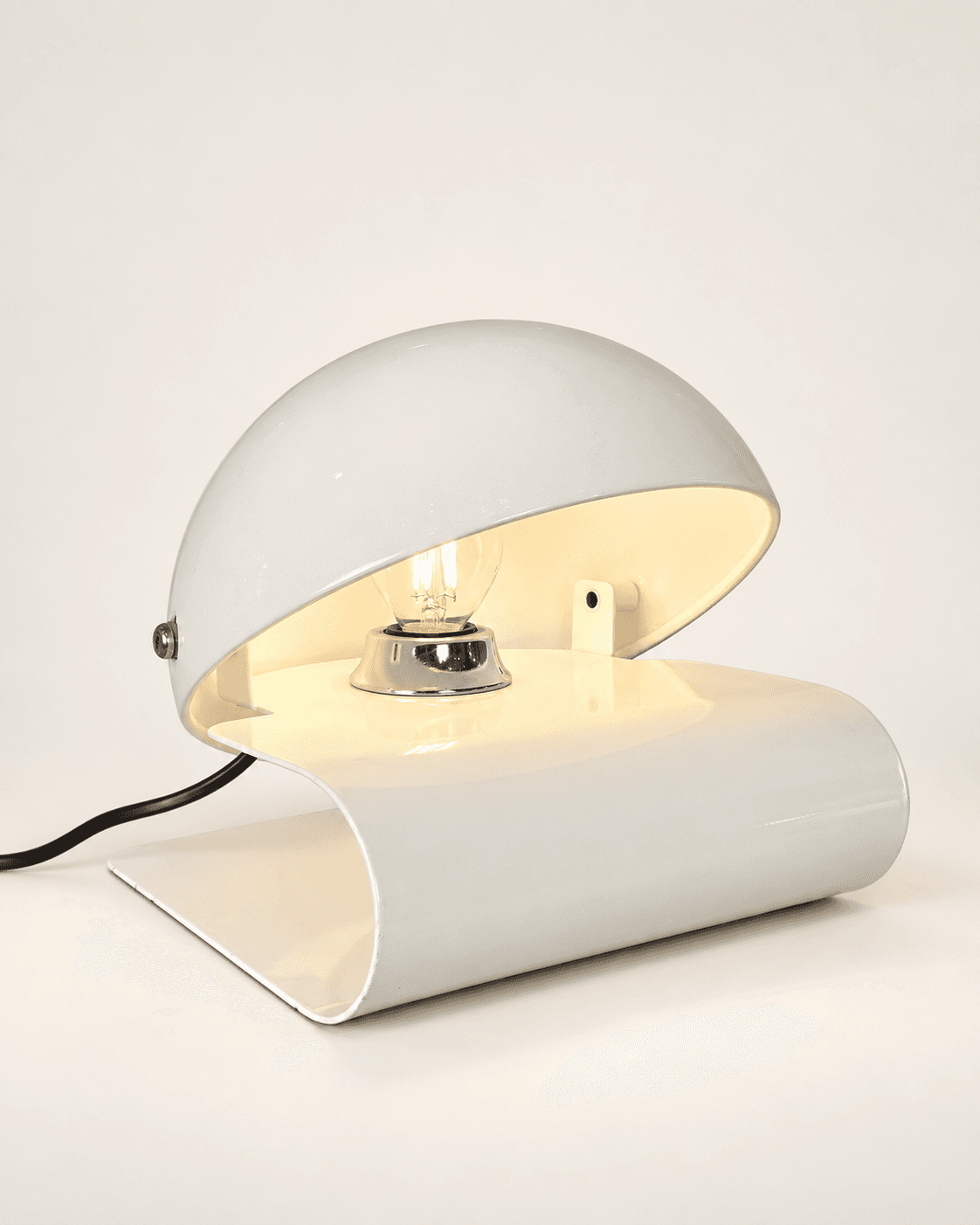 Lampe de table « Bugia », Giuseppe Cormio pour iGuzzini, vers 1970 — vue studio reconstituée et illustrative