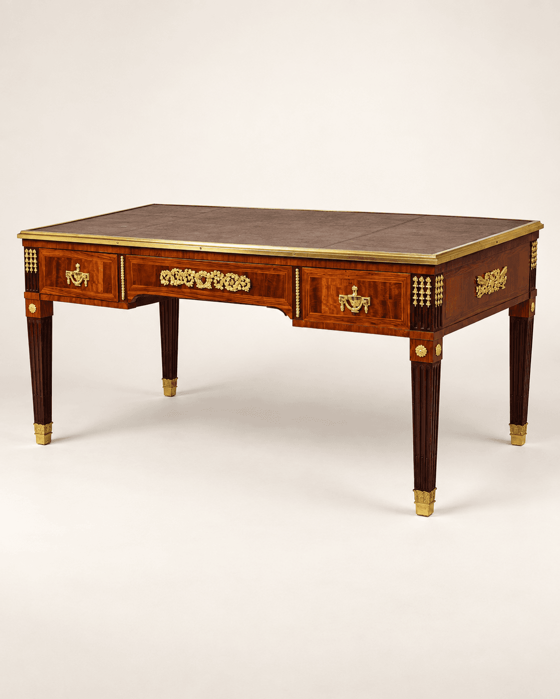 Grand bureau de style Louis XVI en acajou et bronze doré, 19th — vue studio reconstituée et illustrative