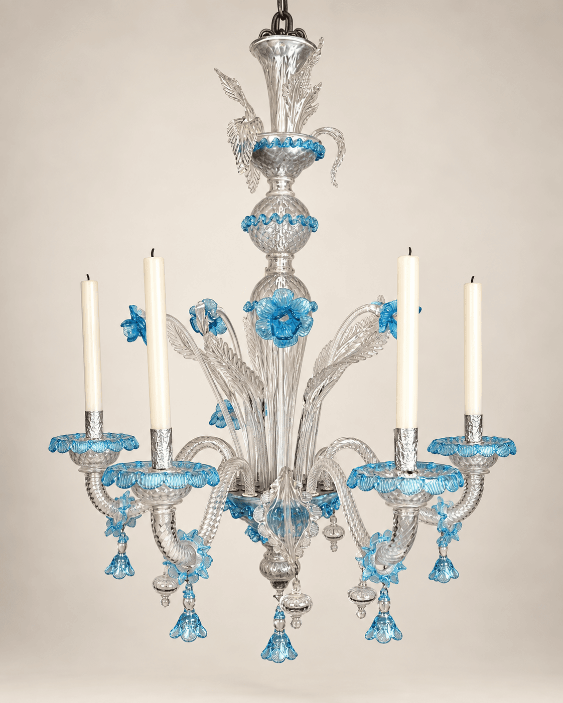 Lustre Murano à 4 bougies (non électrifié) — vue studio reconstituée et illustrative