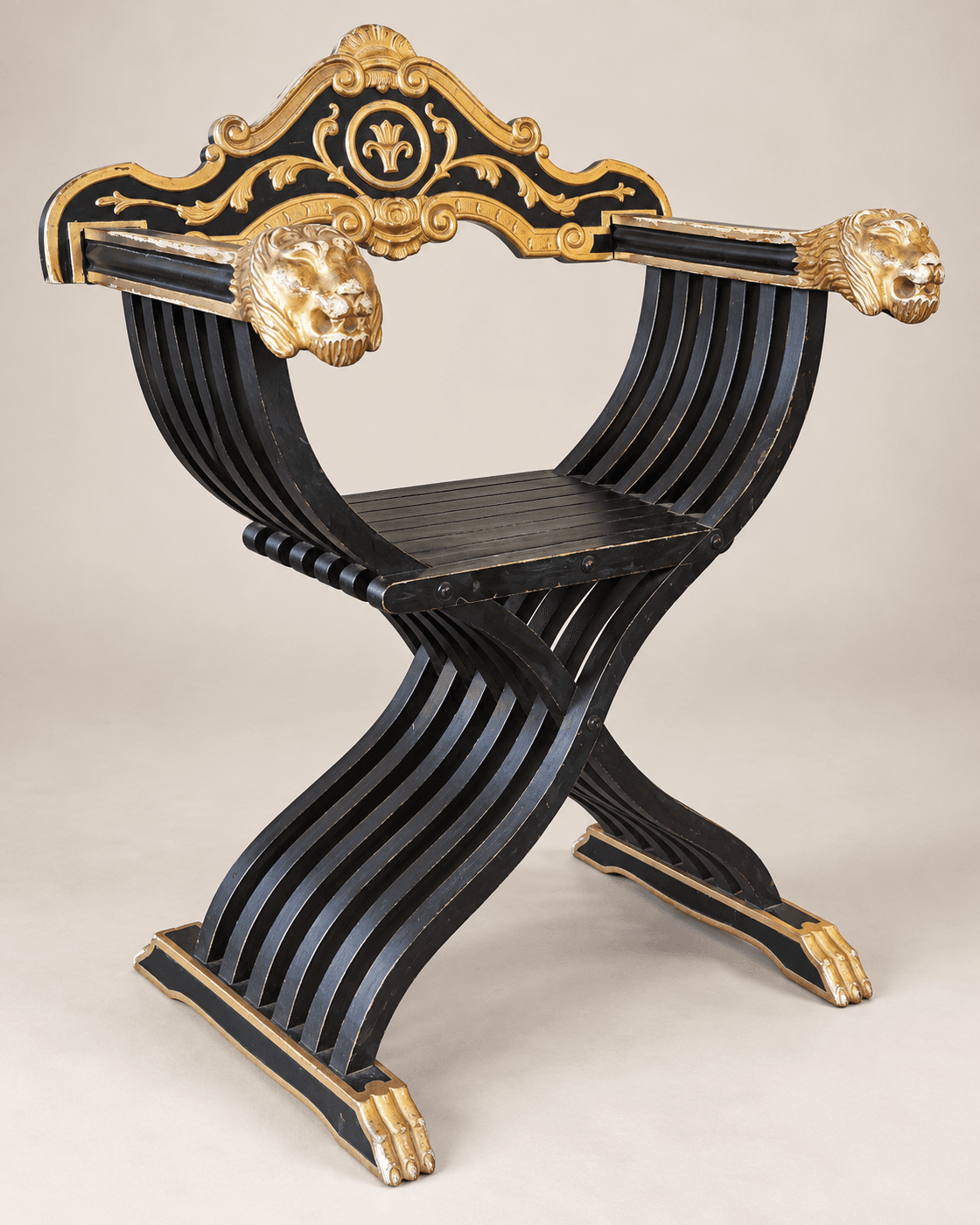 Fauteuil Curule en bois noirci et doré, 20th — vue studio reconstituée et illustrative
