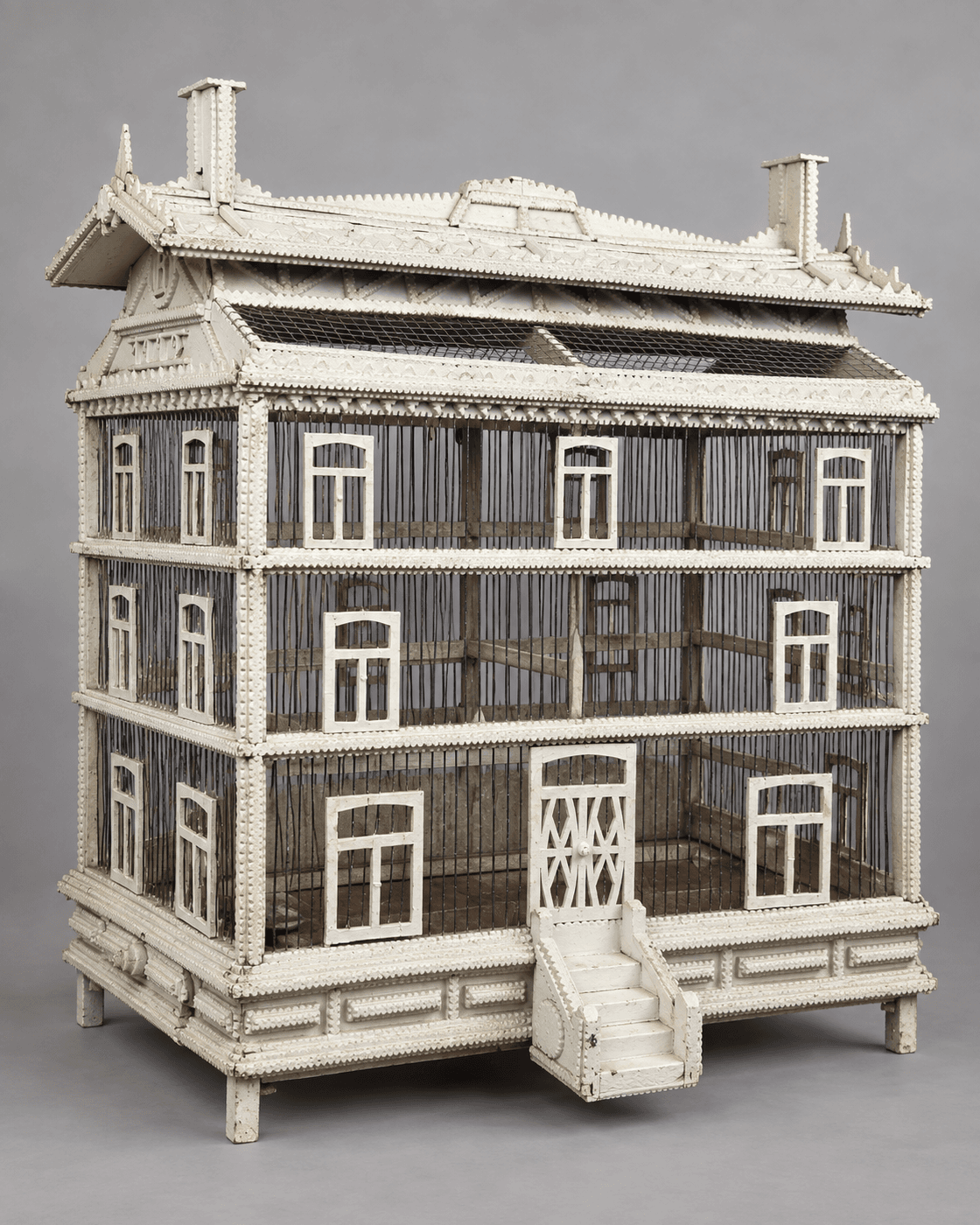 Cage à oiseau en bois laqué blanc daté 1912 — vue studio reconstituée et illustrative