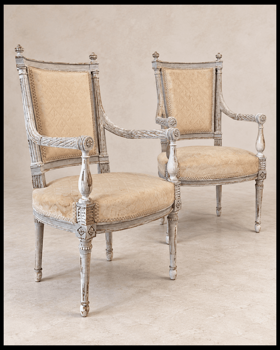 Paire de fauteuils de style Louis XVI en bois patiné — vue studio reconstituée et illustrative