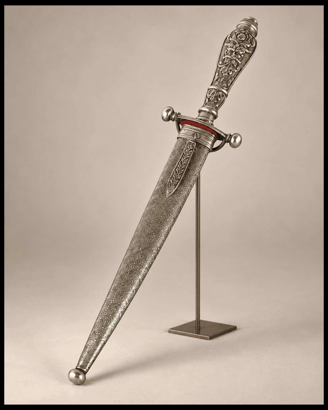 Dague romantique en métal argenté, décor d'une tête de satyre, circa 1850 — vue studio reconstituée et illustrative