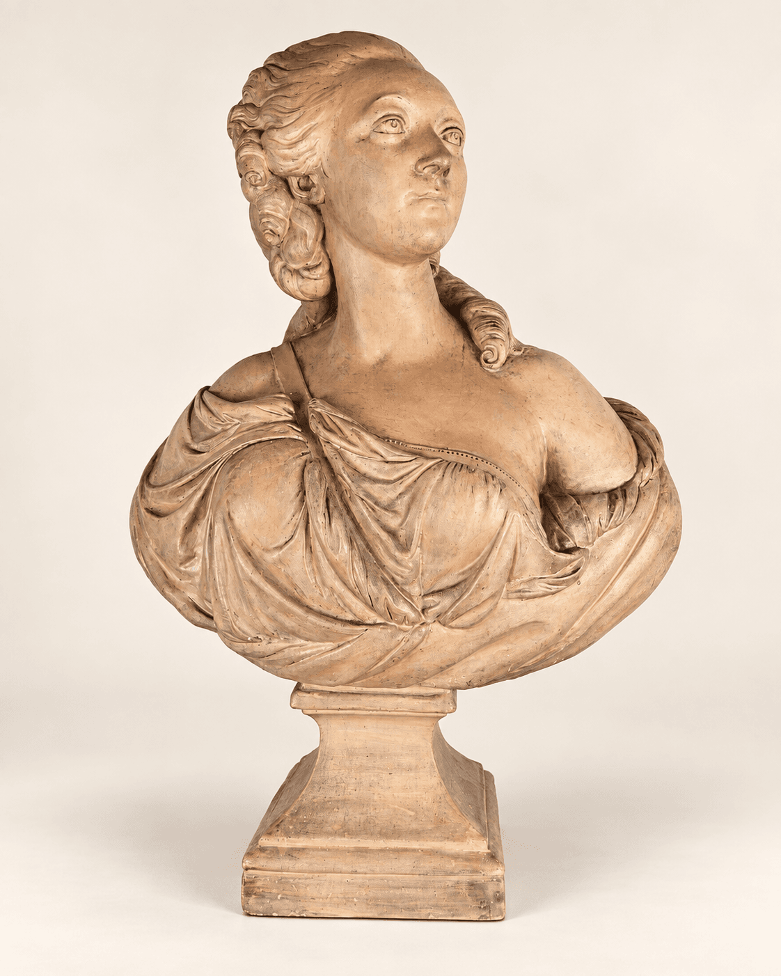 Buste de Madame du Barry en terre cuite, XIXᵉ siècle. — vue studio reconstituée et illustrative