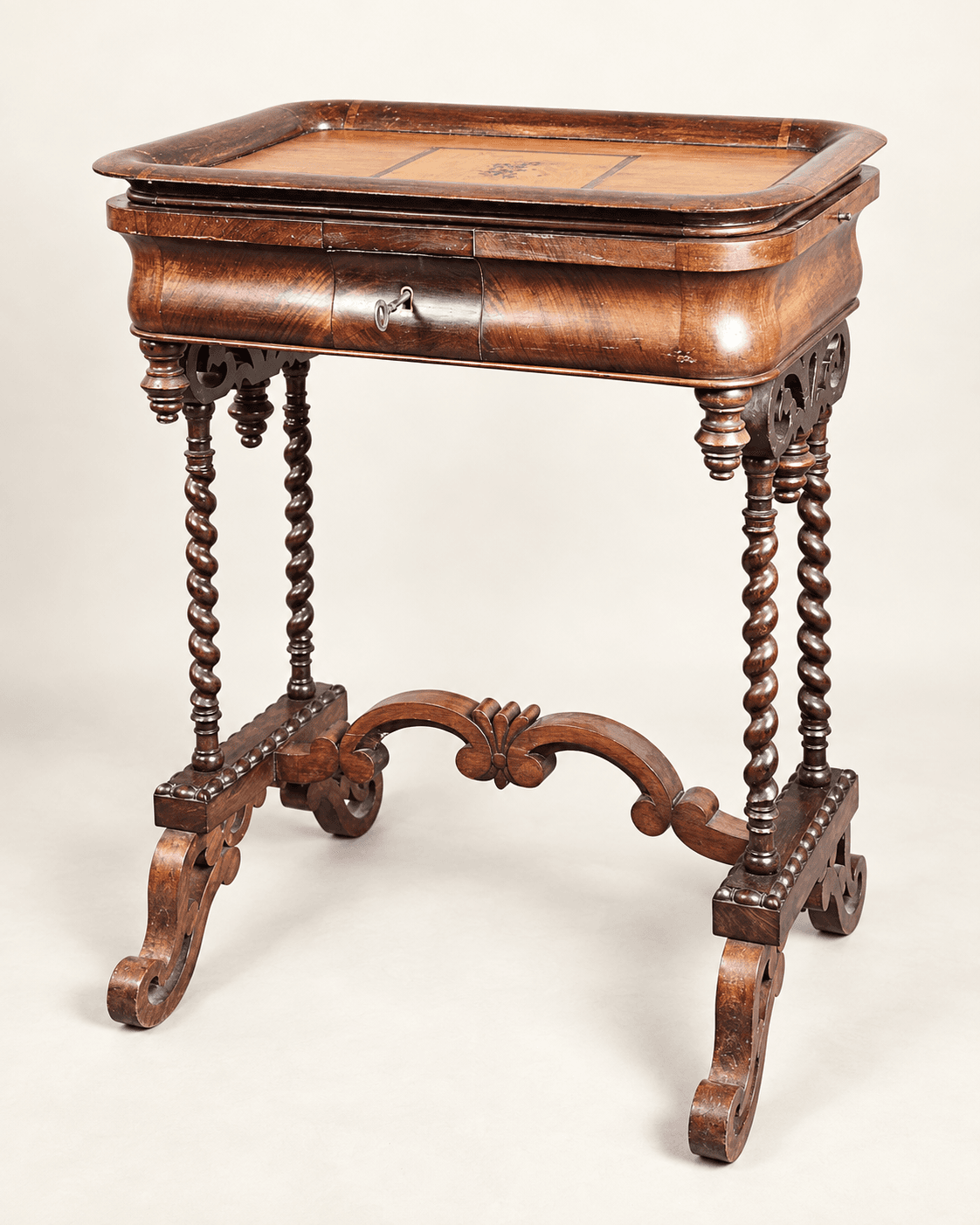 Table à thé victorienne, milieu du XIXe siècle, acajou, noyer et autres bois fruitiers. — vue studio reconstituée et illustrative