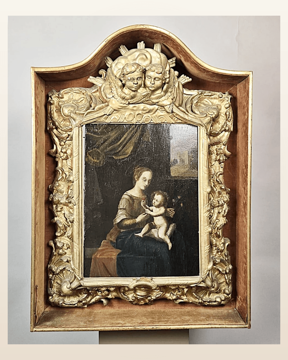 Huile sur panneau représentant une « Vierge à l’Enfant » sous niche, fin du XVIIe siècle