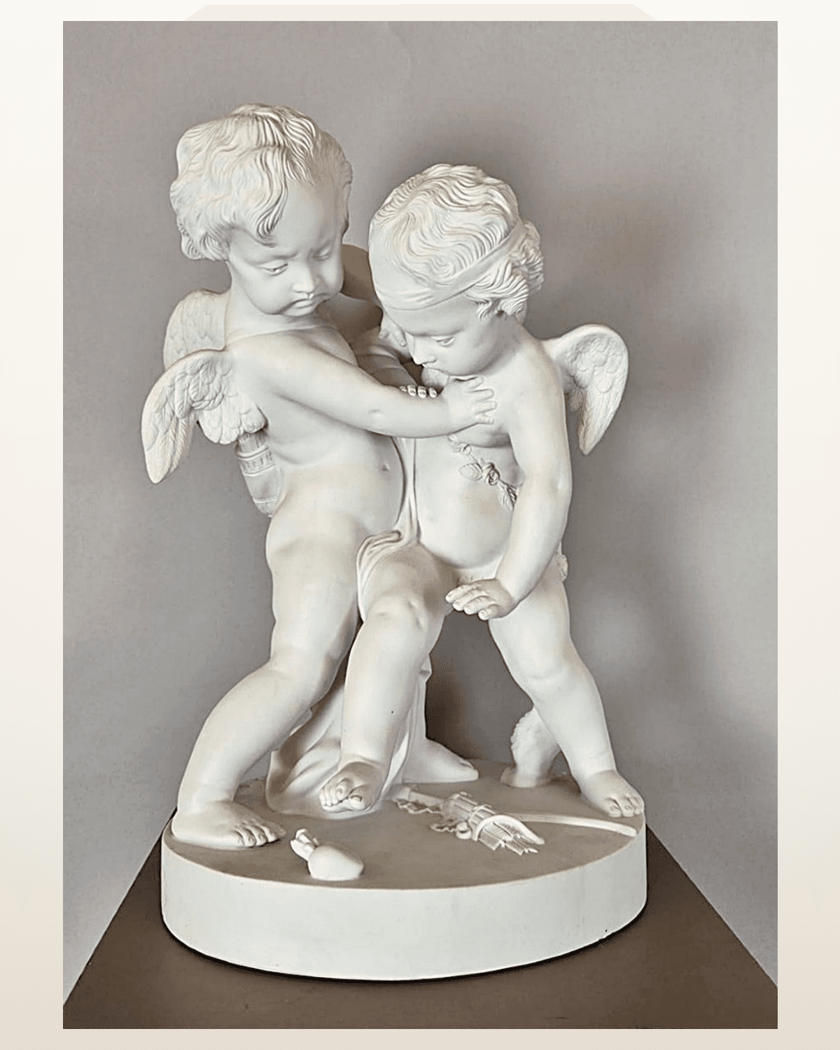 Biscuit « Deux amours se disputant un cœur », d’après Pigalle, manufacture Samson, vers 1900.