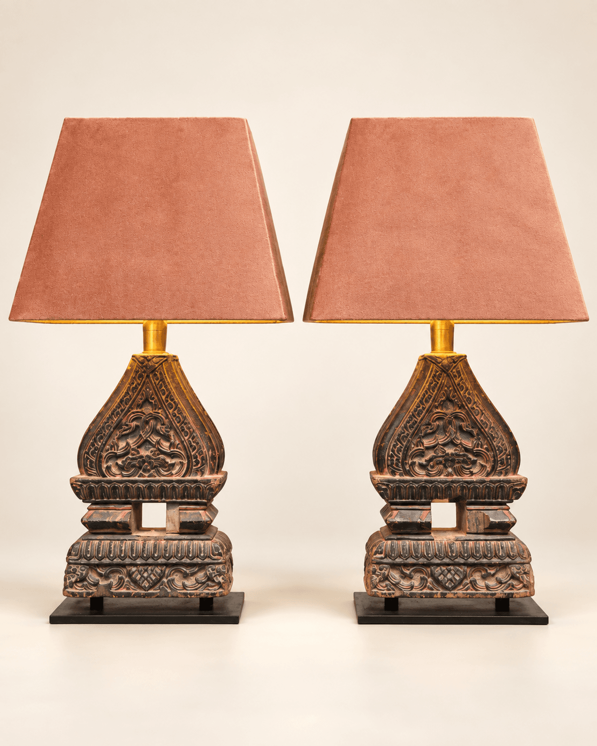 Paire de lampes en bois sculpté indonésien, début du XXe siècle