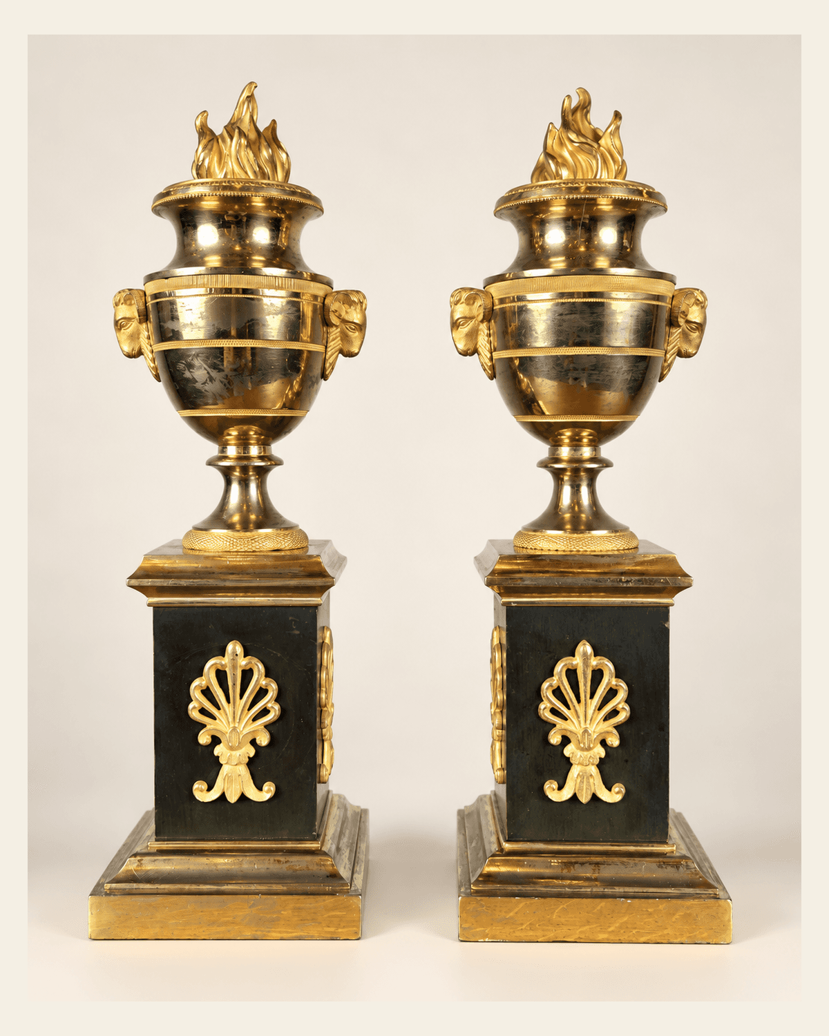 Paire de cassolettes en bronze doré d'époque Empire