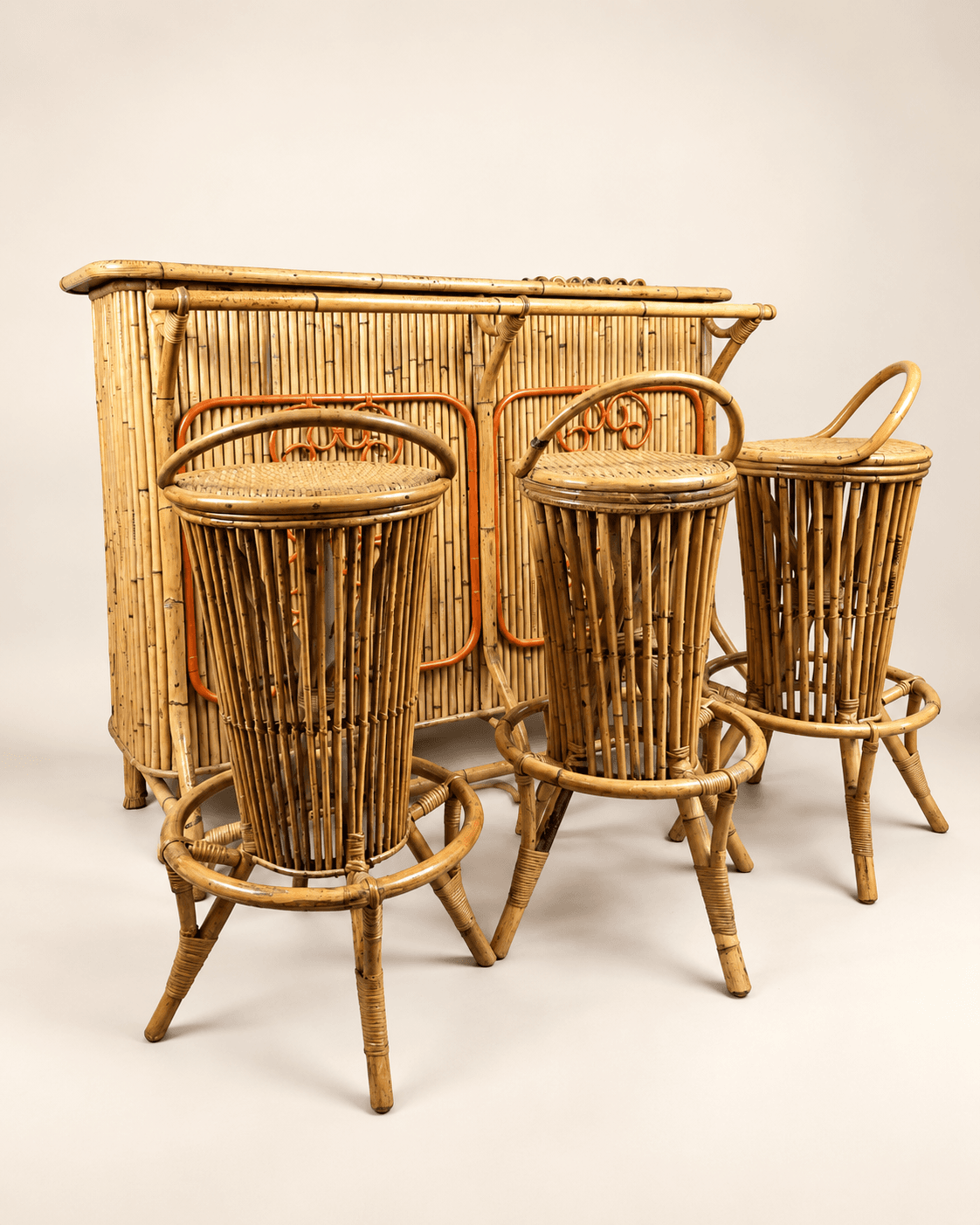 Attribué à Tito Agnoli, bar en bambou et rotin, et ses 3 tabourets assortis, Italie vers 1950