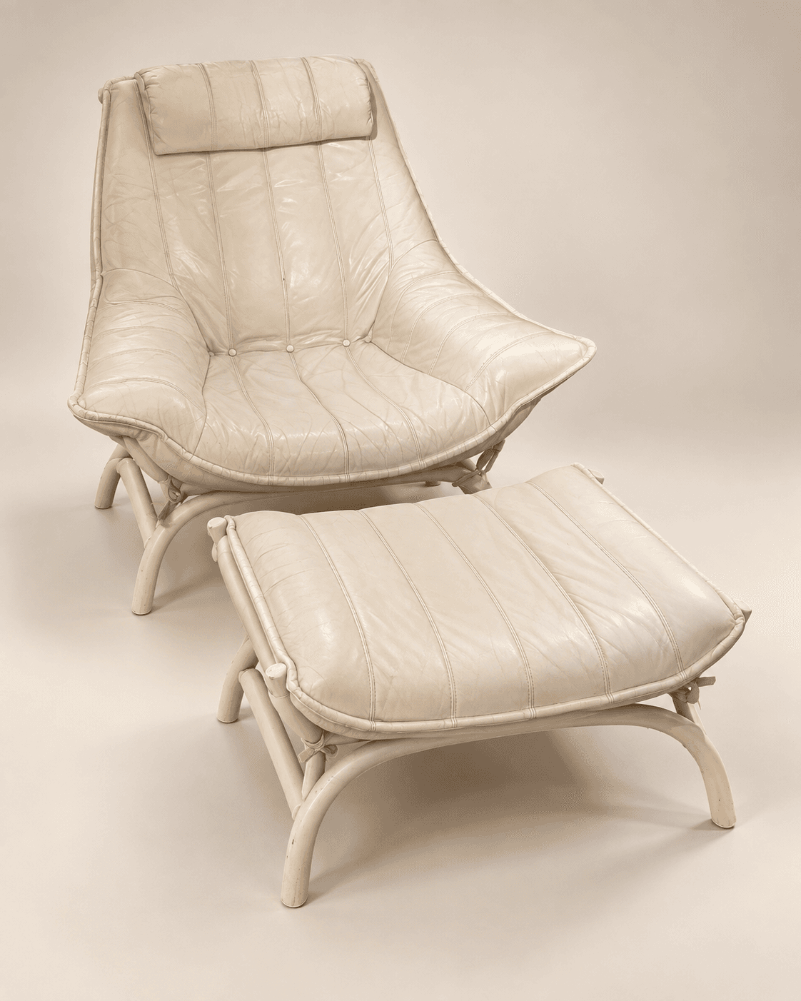Fauteuil et son repose-pieds en cuir blanc et rotin patiné blanc vers 1970