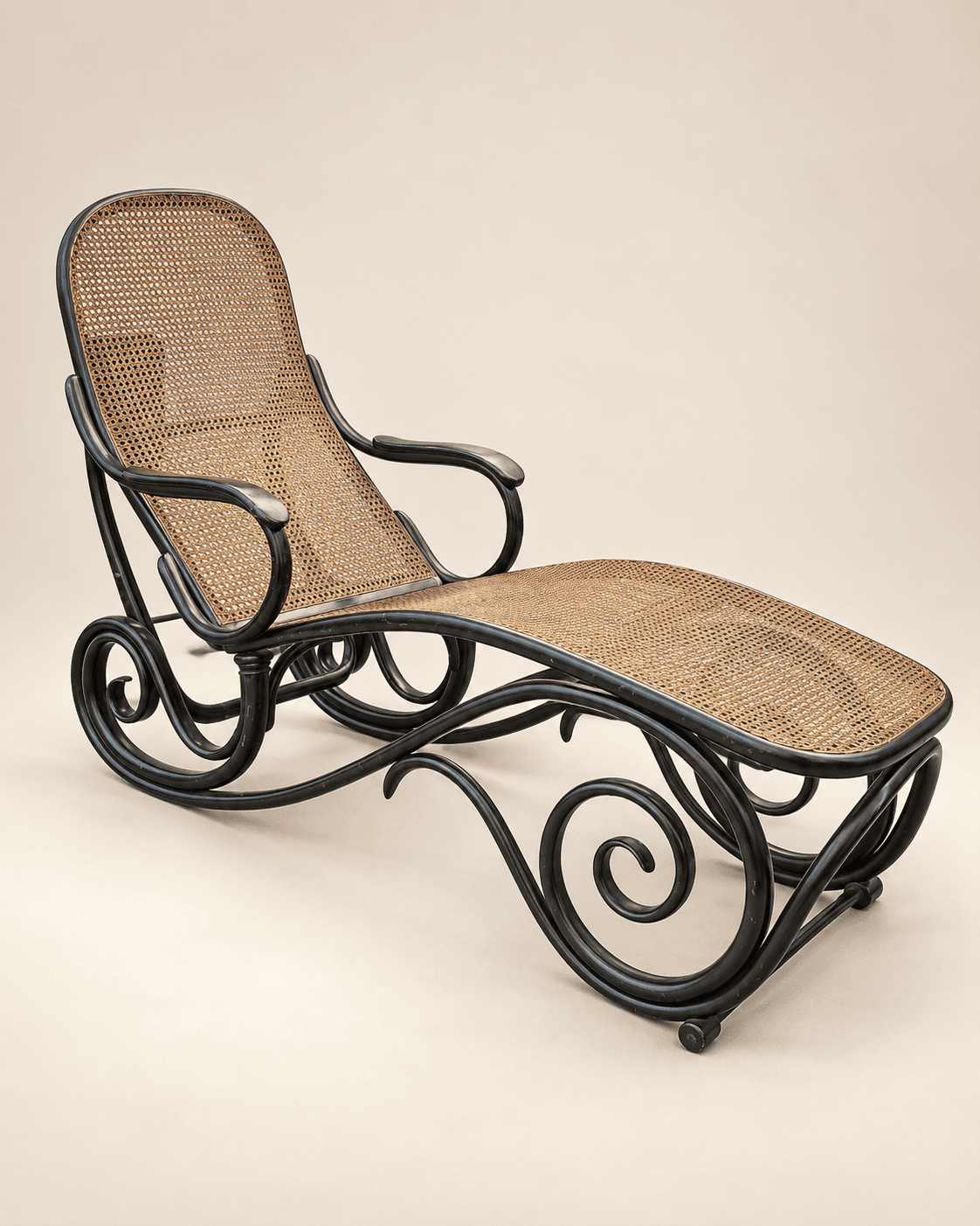 Thonet, chaise longue cannée à dossier ajustable, vers 1920