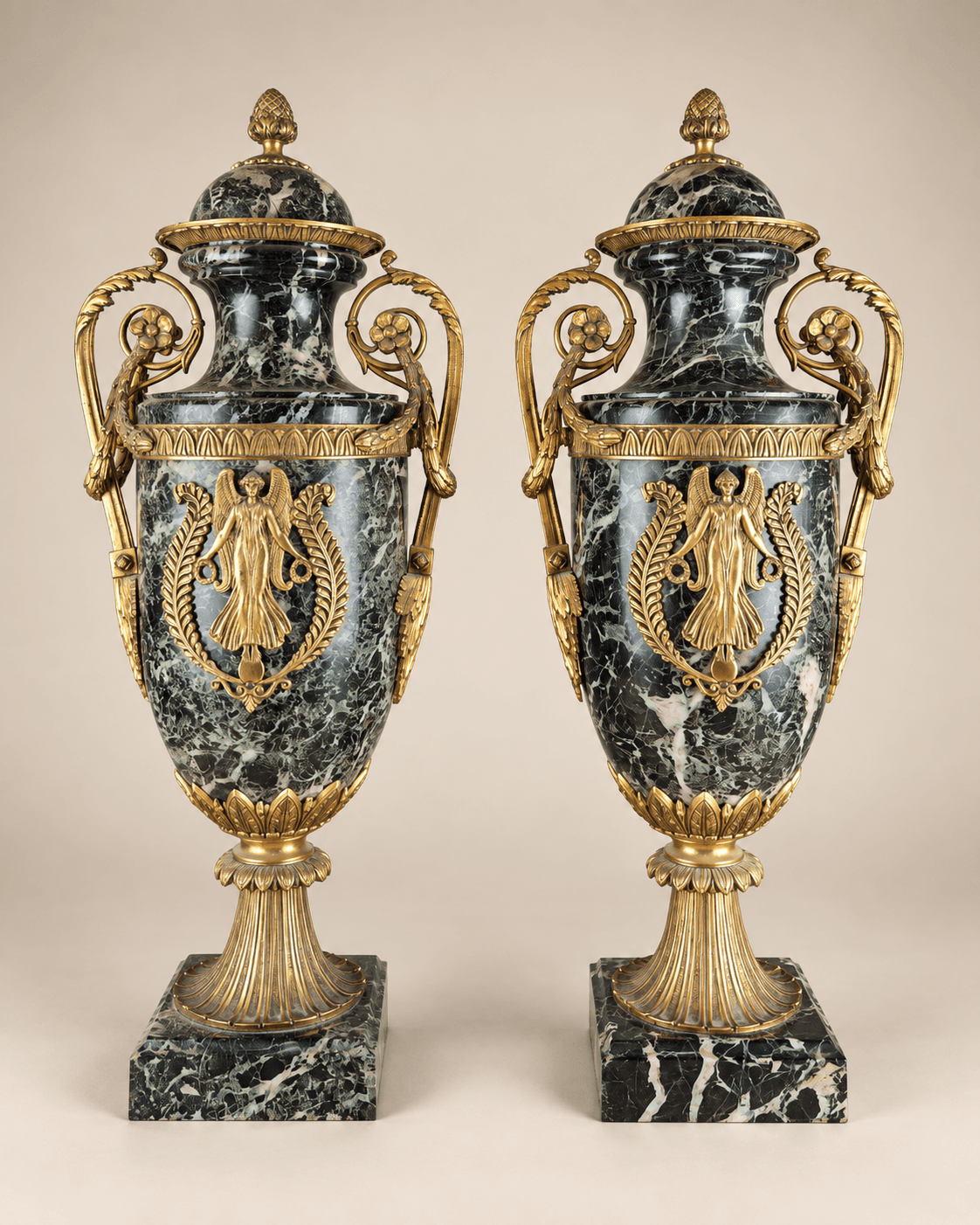 Paire de cassolettes en marbre et bronze doré, XIXe