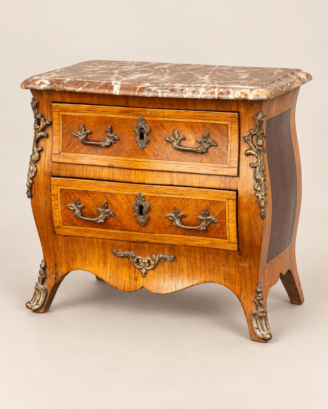 Commode de maîtrise de style Louis XV, XXe siècle.