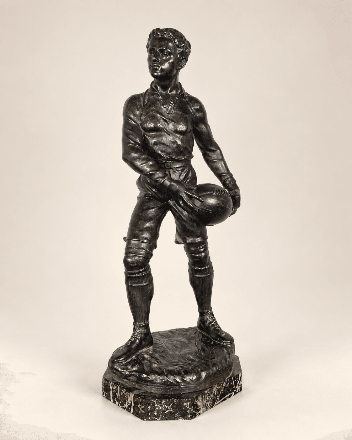 Sculpture en zamak représentant Le Joueur de rugby, signée G. Demange