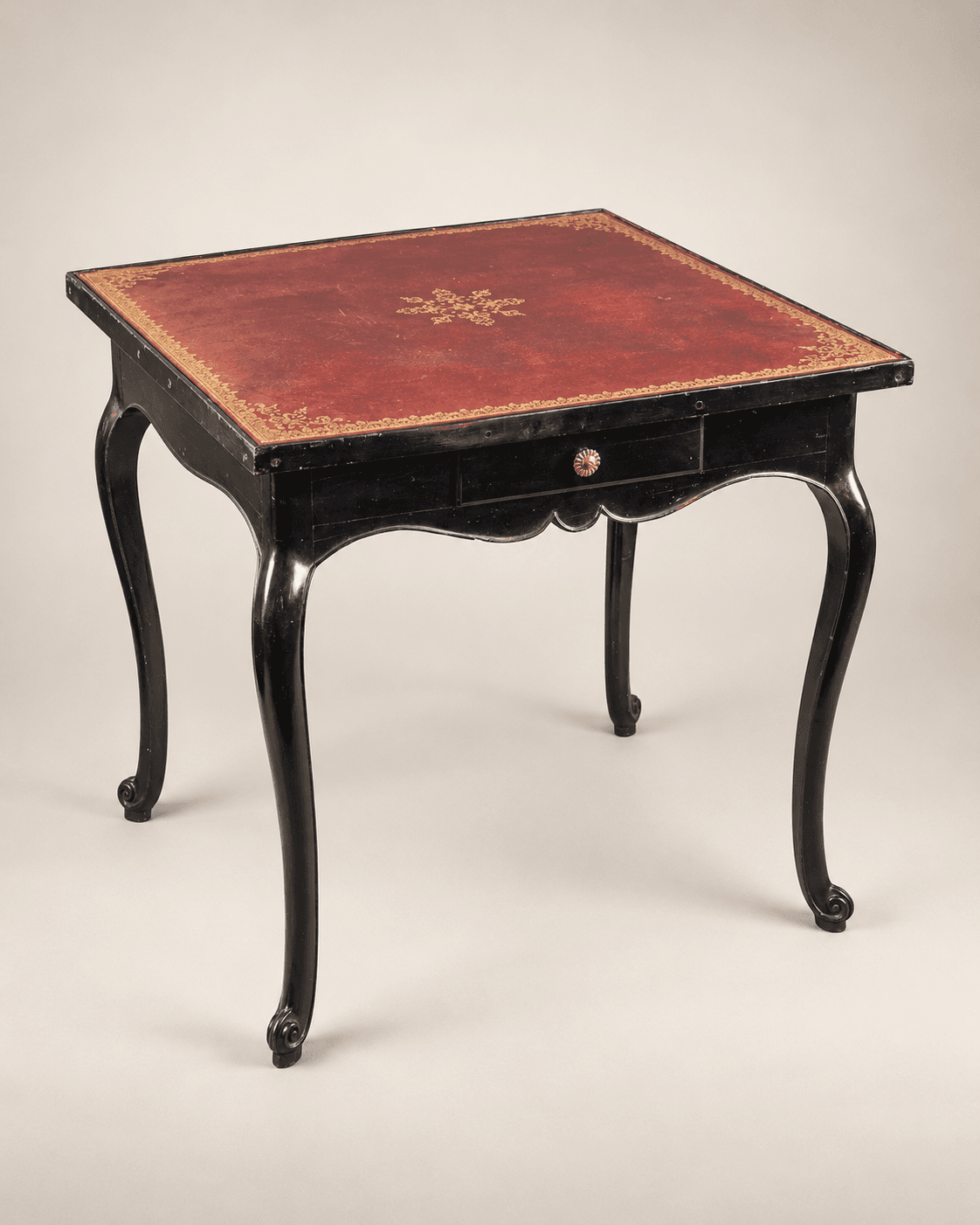 Table à jeu de style Louis XV en bois laqué noir, XIXe